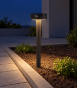 Borne solaire éclairant le jardin au crépuscule